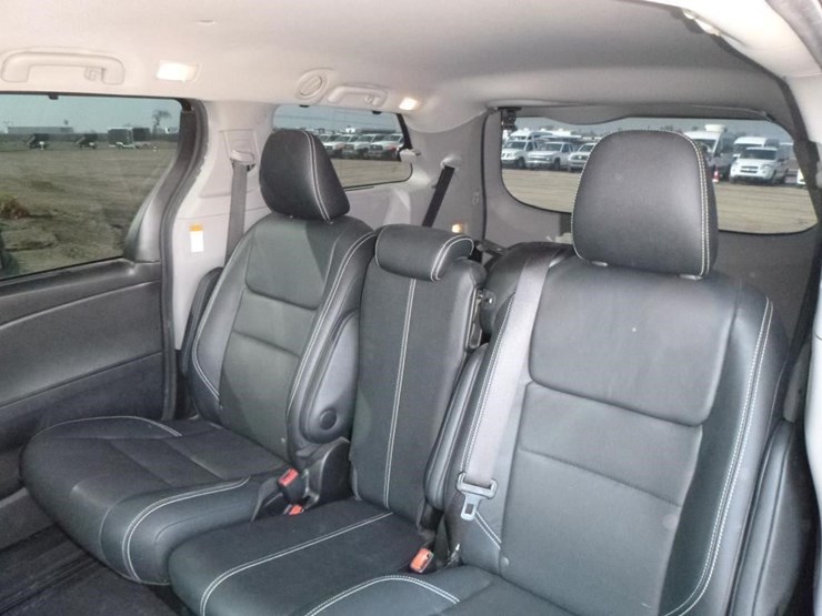 2017-toyota-sienna-image-8