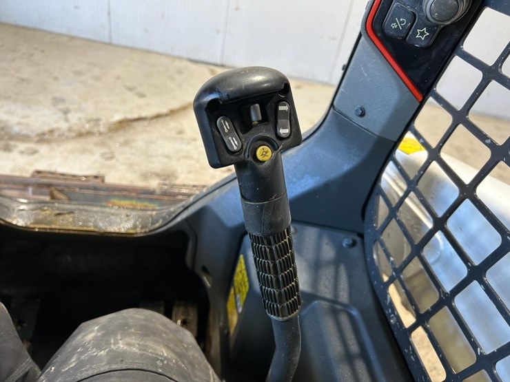 2020-bobcat-t64-image-23