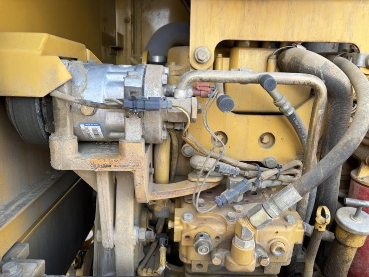 2005-caterpillar-143h-image-52