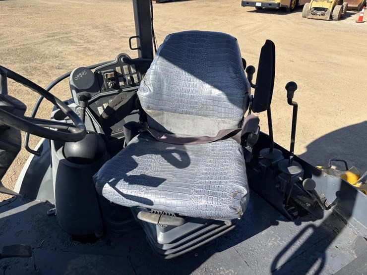 2010-deere-310j-image-32