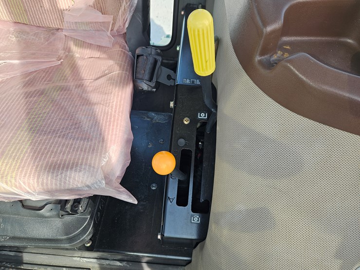 2011-john-deere-6115d-image-8