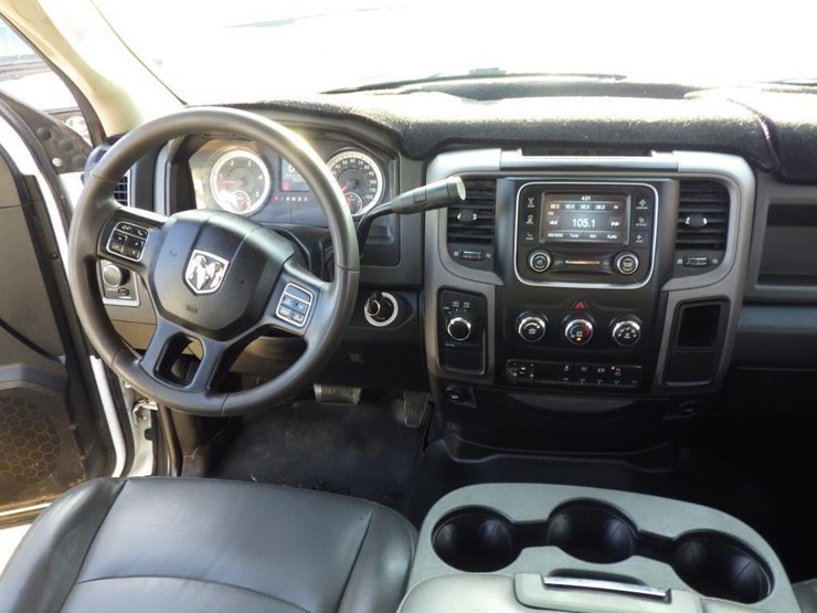 2018-ram-5500-crew-cab-flatbed-truck-image-9