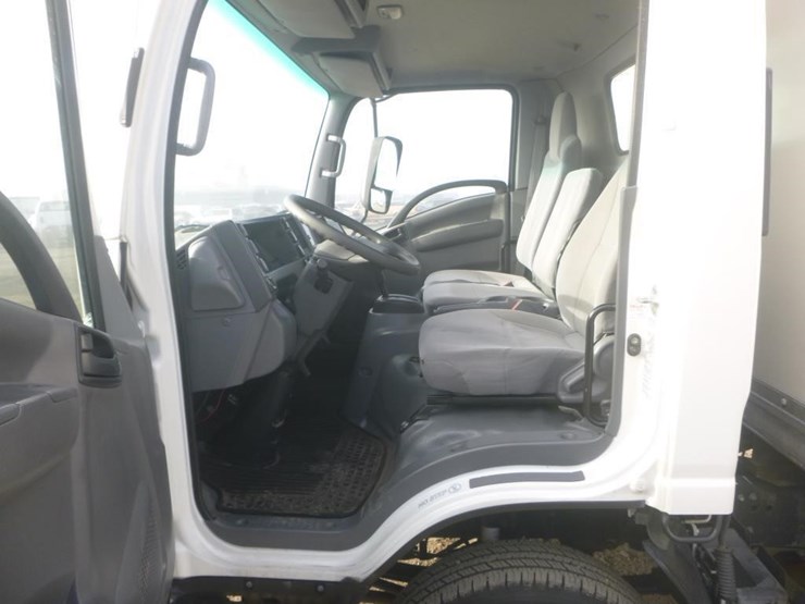 2016-isuzu-npr-image-11