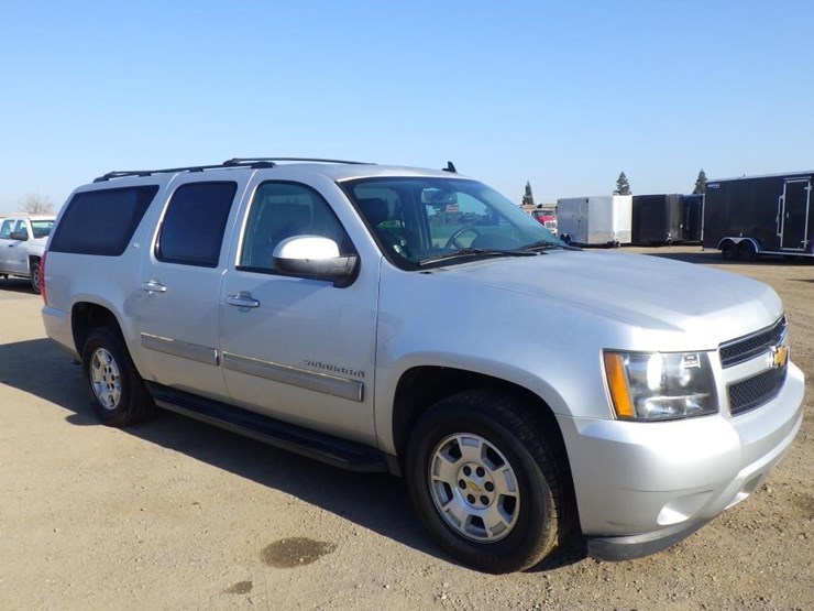 2014-chevrolet-suburban-image-2