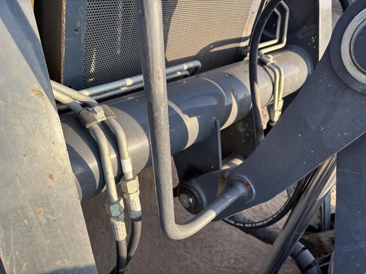 2020-deere-210l-image-14