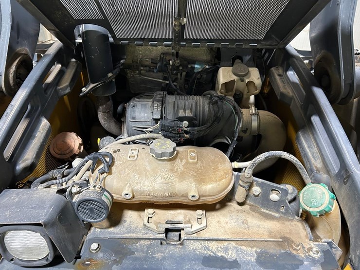 2015-deere-323e-image-14