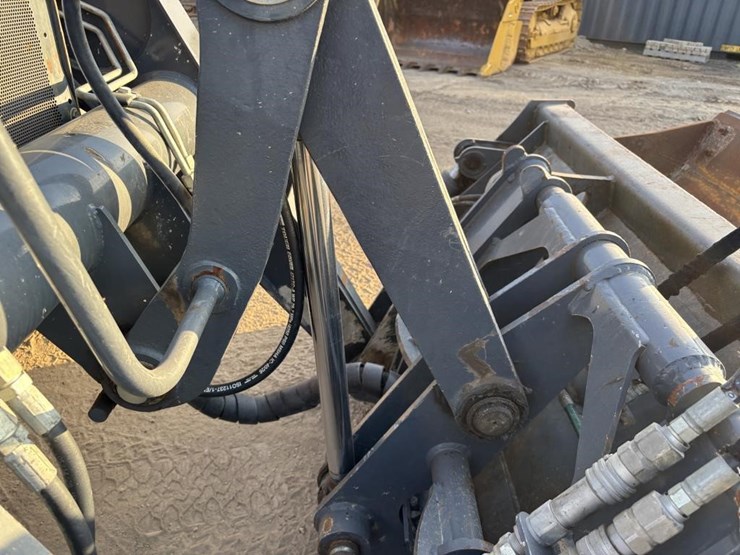 2020-deere-210l-image-15