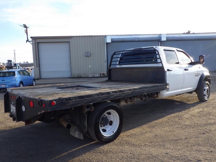 2018-ram-5500-crew-cab-flatbed-truck-image-3