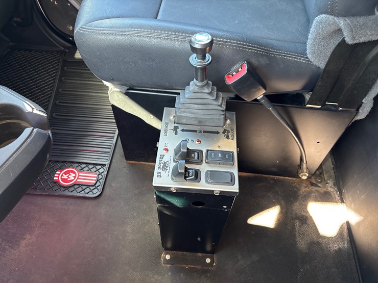 2024-kenworth-t880-image-11