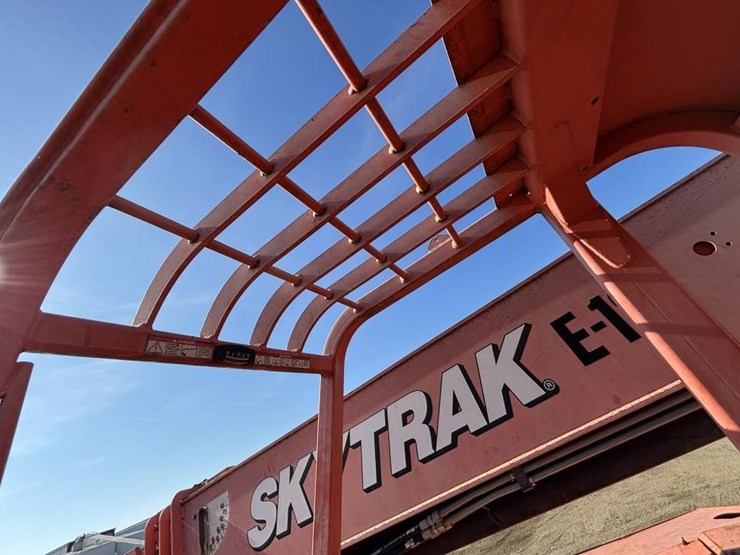 2005-jlg-8042-image-38