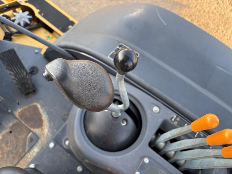 2020-deere-210l-image-37