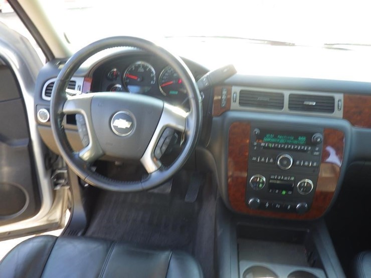 2014-chevrolet-suburban-image-9