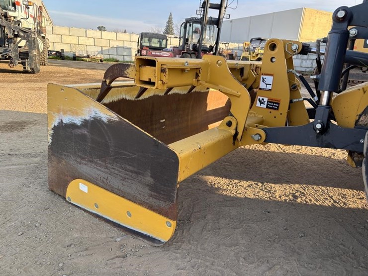 2020-deere-210l-image-16