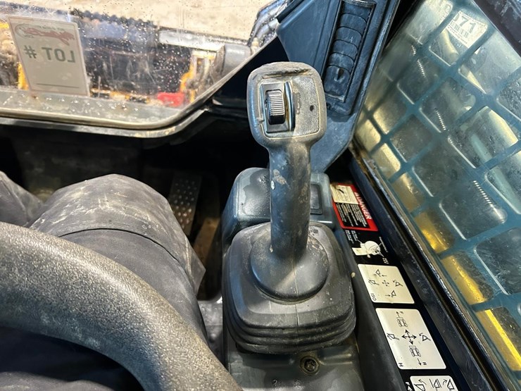 2015-deere-323e-image-23