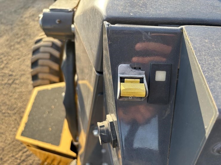 2020-deere-210l-image-33