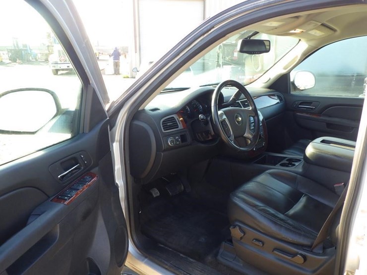 2014-chevrolet-suburban-image-5