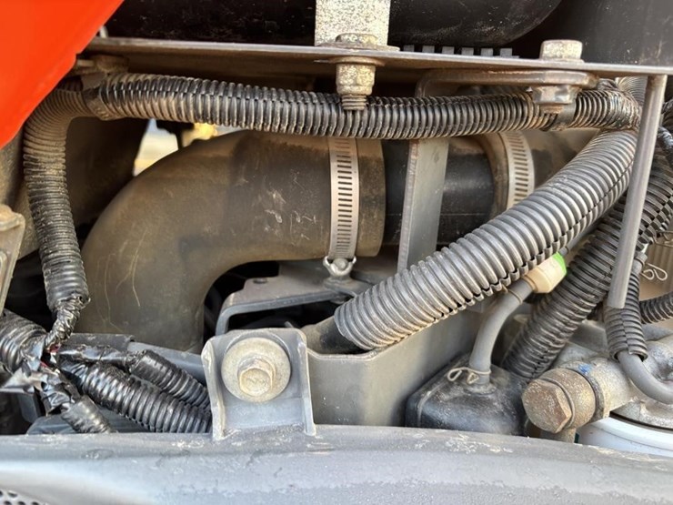 2017-kubota-l4701d-image-40