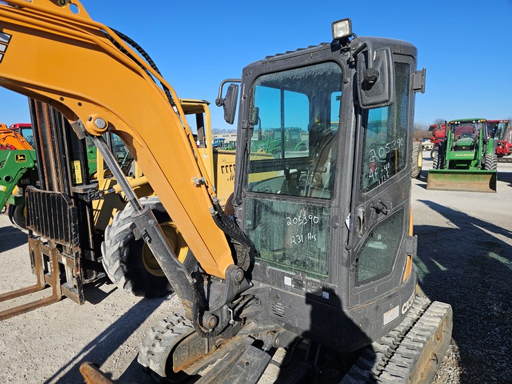 2019-case-cx37c-image-5