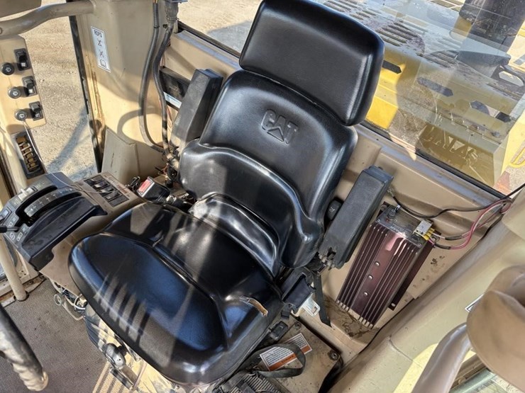 2005-caterpillar-143h-image-35