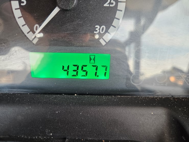 2013-john-deere-6115d-image-21