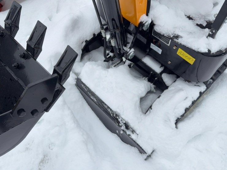 unused-2025-miva-model-15-mini-excavator-13.5hp-gas-engine,-pilot-controls,-blade--sn#15j2512137-image-7