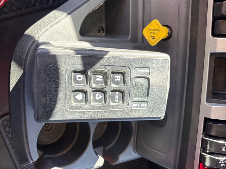 2024-kenworth-t880-image-11