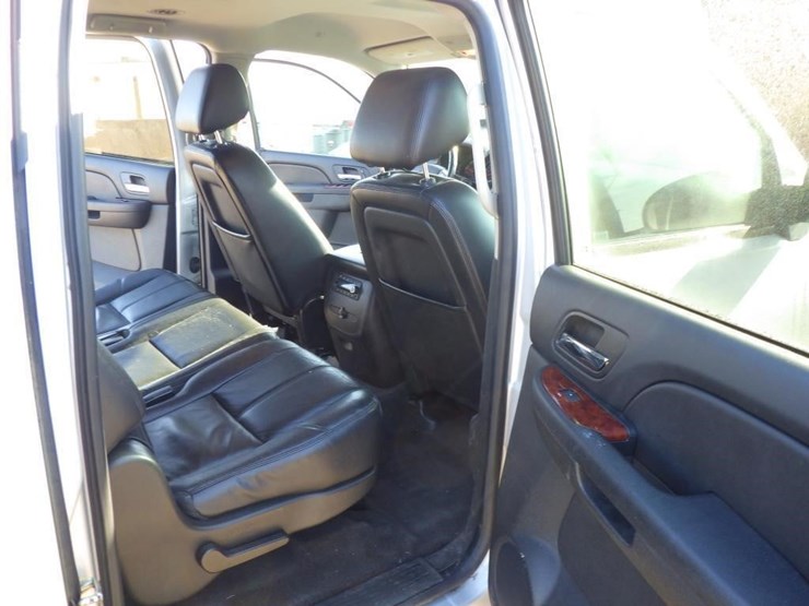 2014-chevrolet-suburban-image-8