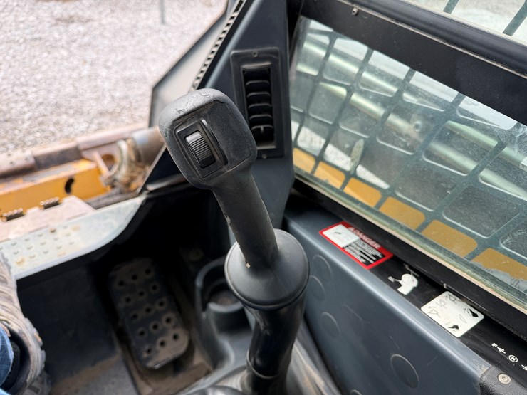 2012-deere-326d-image-9