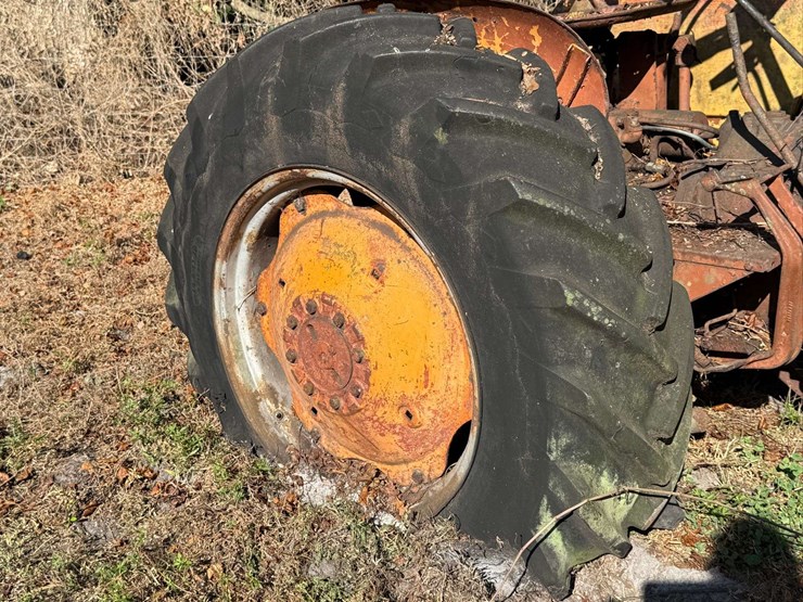 minneapolis-moline-parts-tractor-image-25