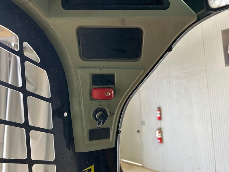 2021-caterpillar-226d3-image-23