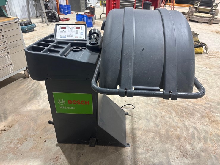 2016-bosch-wbe4100-tire-balancer-image-1