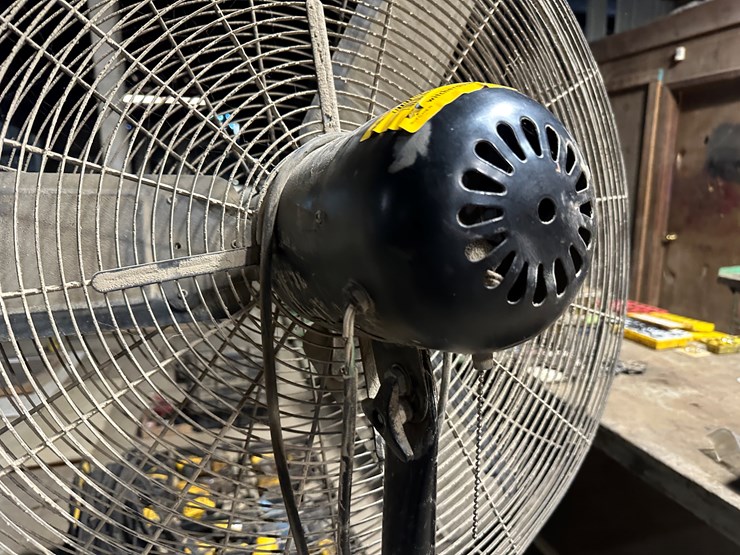 #38492-•-central-machinery-30"-shop-fan-&-extension-cord-image-6