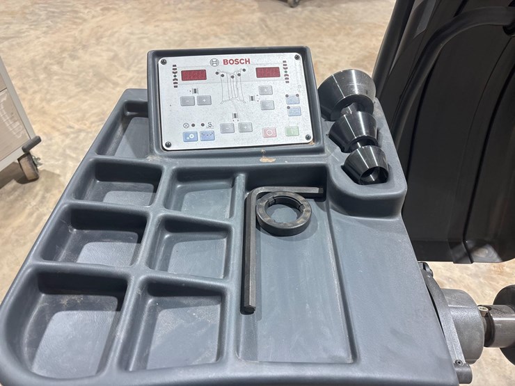 2016-bosch-wbe4100-tire-balancer-image-3