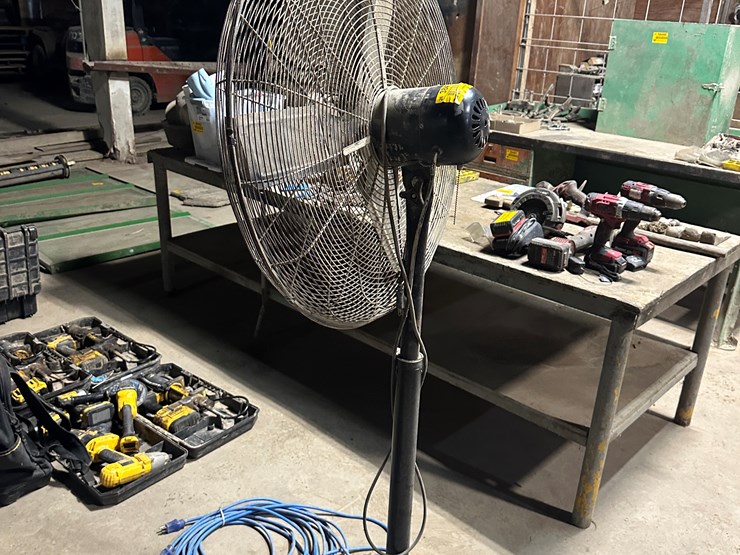 #38492-•-central-machinery-30"-shop-fan-&-extension-cord-image-4