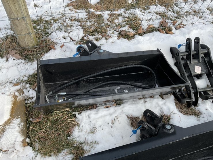 new-unused-miva-40"-hydraulic-tilt-bucket-mini-excavator-bucket-image-1