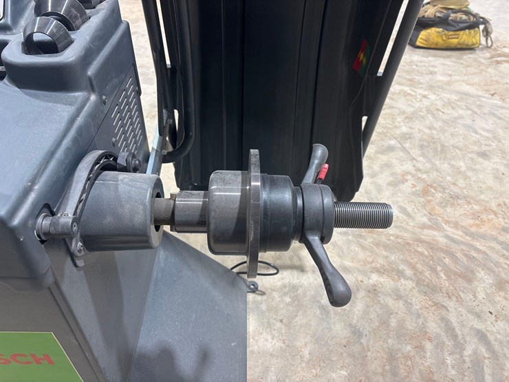 2016-bosch-wbe4100-tire-balancer-image-2