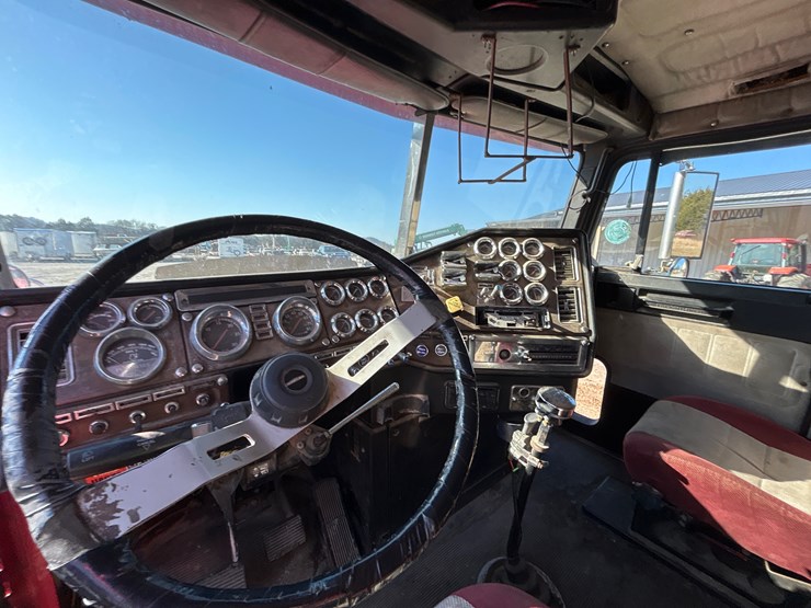 1996-freightliner-fld120-image-11