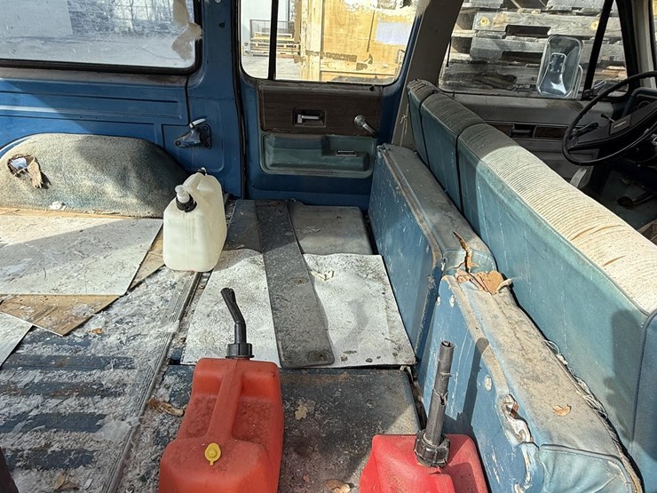 1973-chevrolet-suburban-image-13