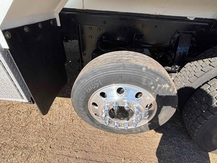 2019-peterbilt-348-image-10