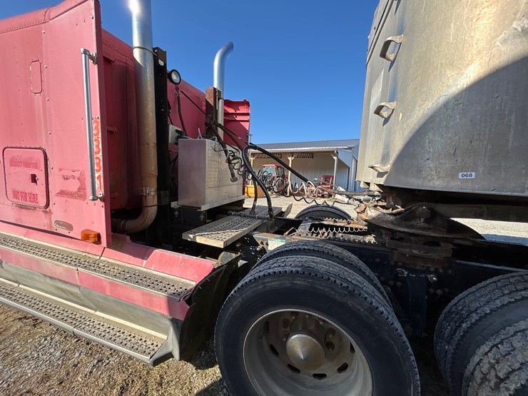 1996-freightliner-fld120-image-8