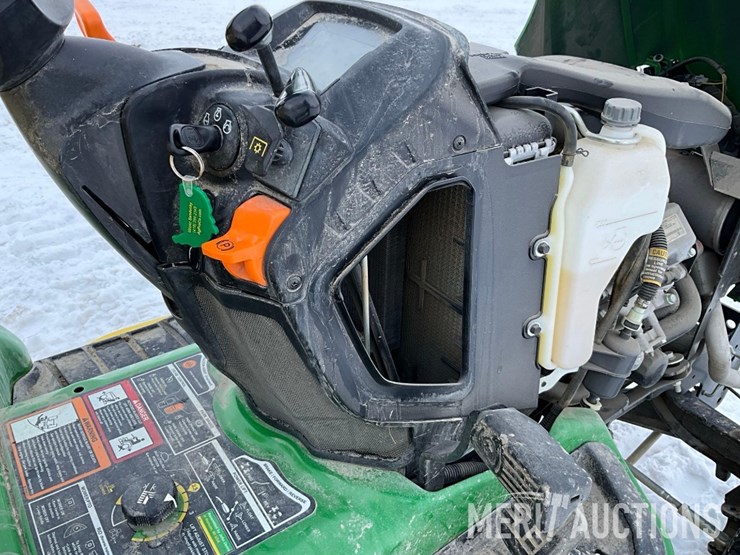 2022-john-deere-x730-image-16