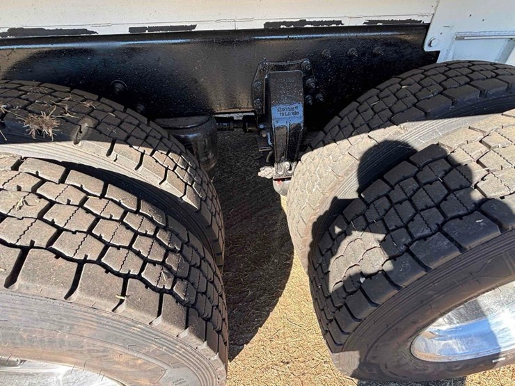 2019-peterbilt-348-image-9