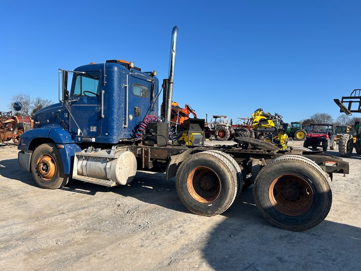 2000-freightliner-fld112-image-2