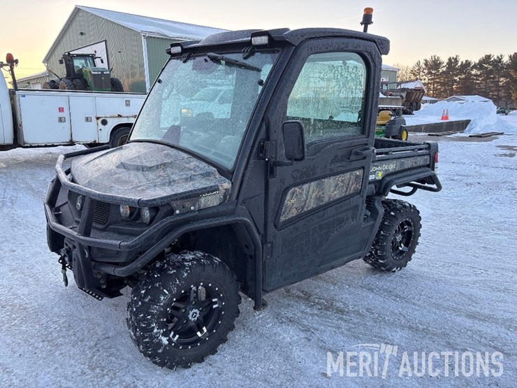 2019-john-deere-gator-image-1