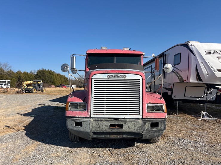 1996-freightliner-fld120-image-2