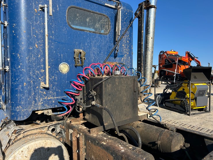 2000-freightliner-fld112-image-8