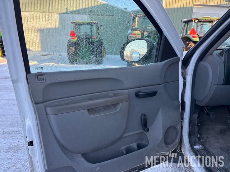 2011-chevrolet-silverado-1500-image-26