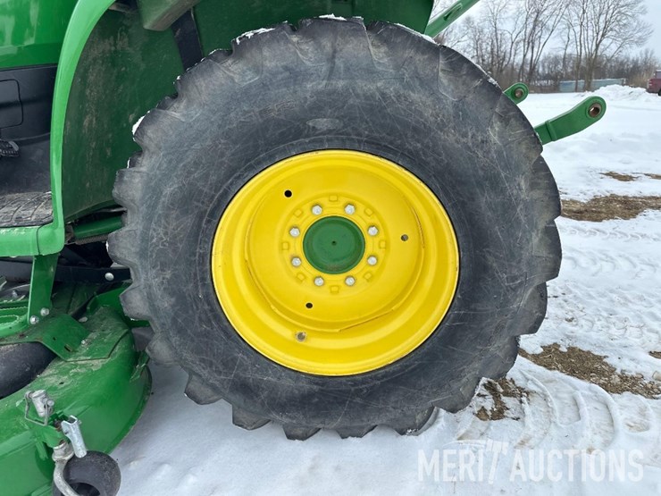 2015-john-deere-3046r-image-12