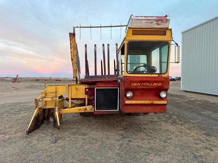 new-holland-self-propelled-stacker-image-2