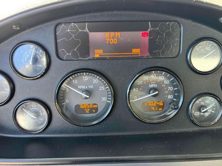 2019-peterbilt-348-image-28